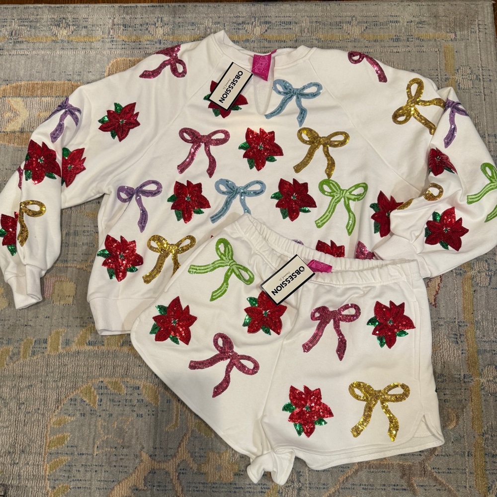 ✨ Queen of Sparkles NWT Sweatshirt + Shorts Set Poinsettias & Bows ✨ NWT Small